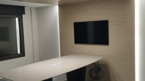 taula de reunions Alt Standing al centre de Girona